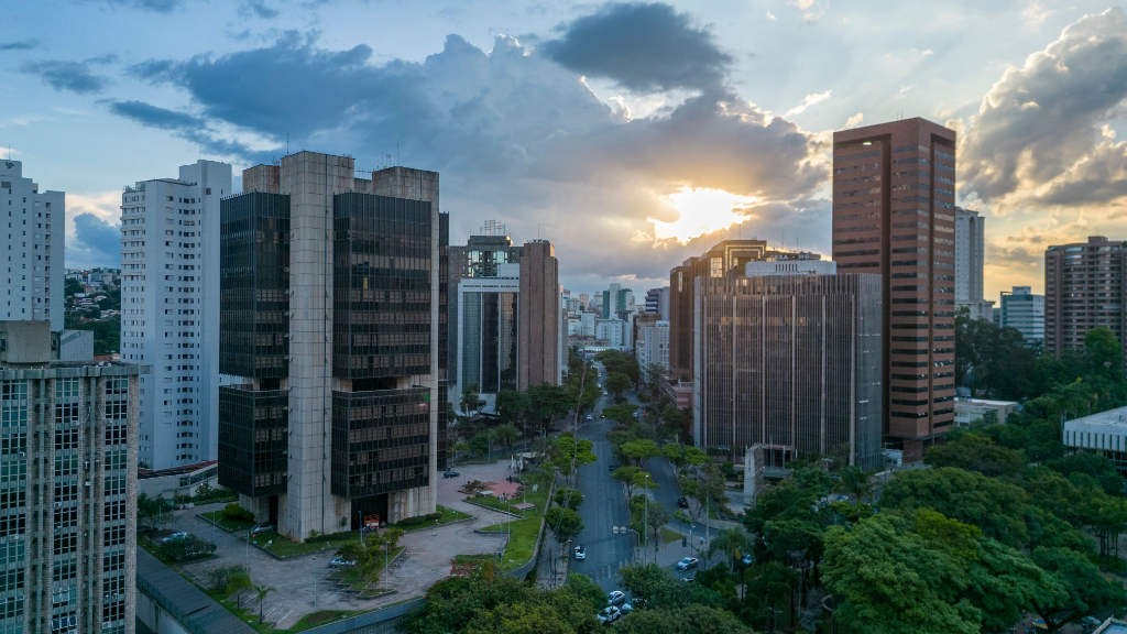 Pôr do sol dramático sobre o cenário urbano de Belo Horizonte, Brasil, destacando a arquitetura moderna.