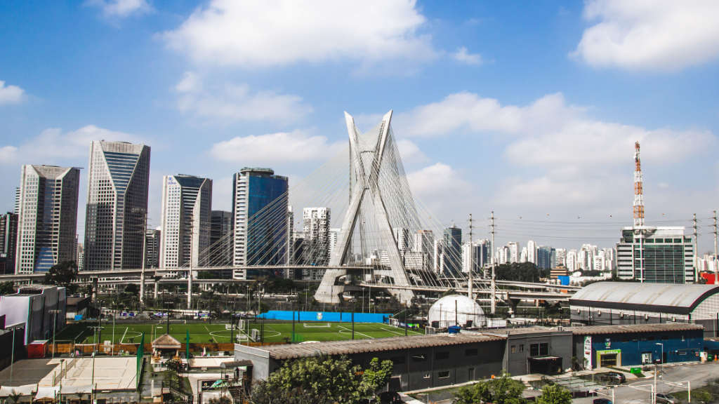 Vista da Ponte Estaiada e arranha-céus comerciais em São Paulo.