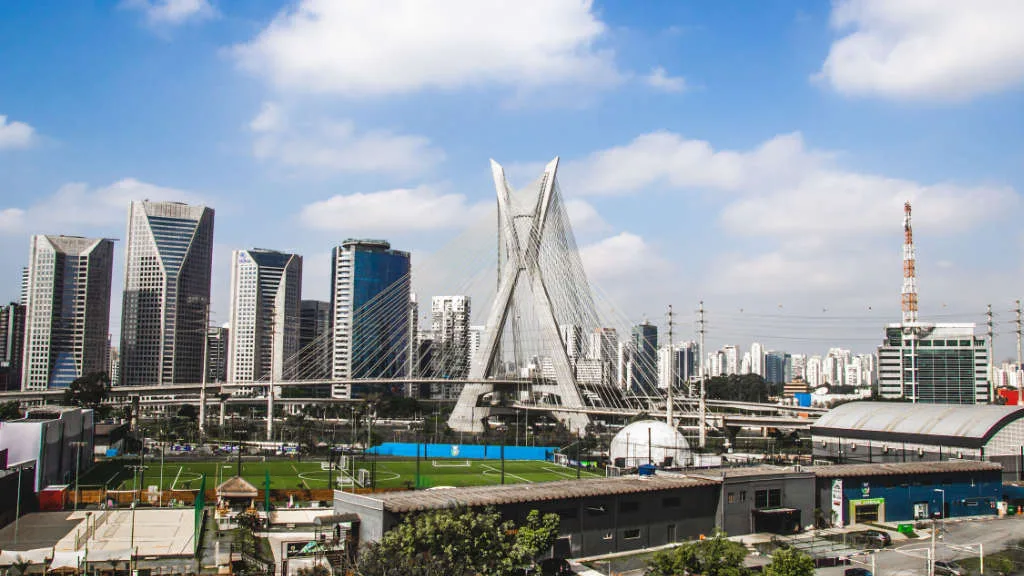 Vista da Ponte Estaiada e arranha-céus comerciais em São Paulo.